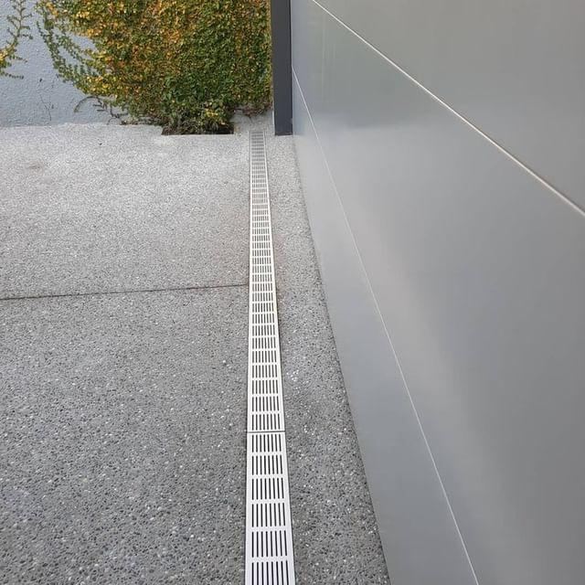 Exposed aggregate along cladding